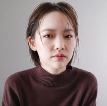 短髪の女性